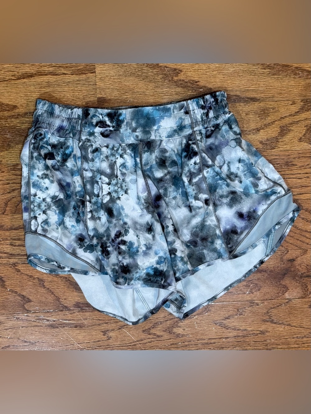 EUC Lululemon Hotty Hot High-Rise
Lined Short 4" Kaleidofloral Multi/Blue sz 4